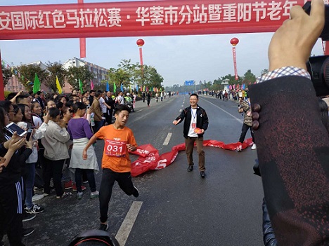竞技赛第一名李思瑞奋力冲过终点.jpg
