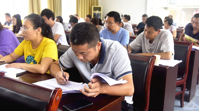 会议现场学习相关文件.jpg