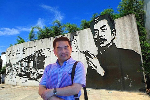 2.王富强在鲁迅故里采风_看图王.jpg