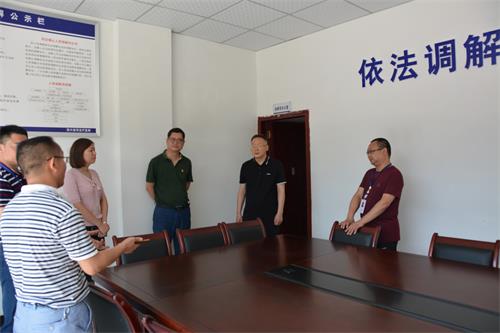 辜继杰局长（右二）查看渠坝司法所规范化建设.jpg