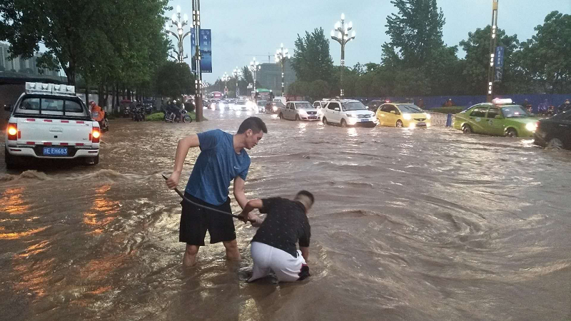 抠被卡住的下水井盖.png