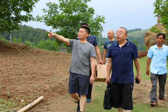 三台县中医院院长卢文华与精准扶贫户同吃同乐同劳动